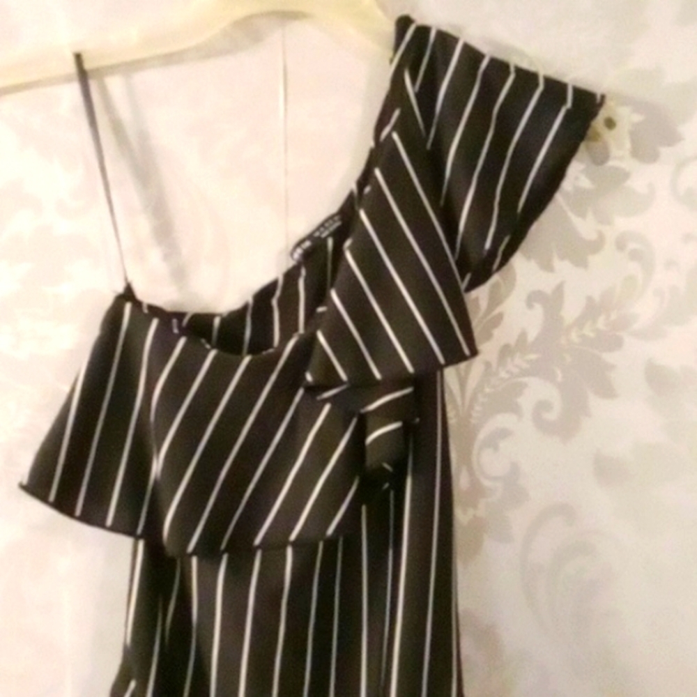 SHEIN Black and White Bodysuit with Asymmetrical Ruffle